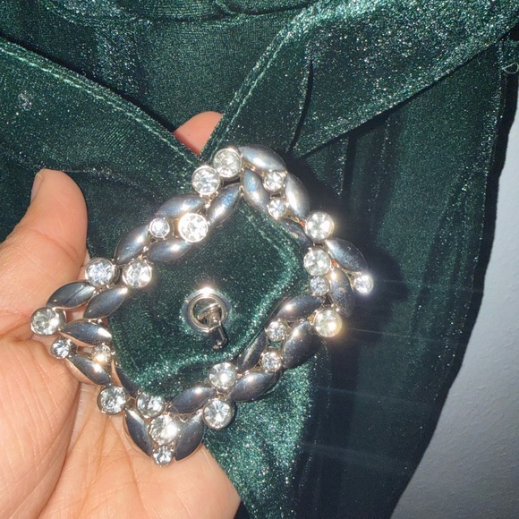 Elegant Green Velvet Dress - Picture 2 of 5